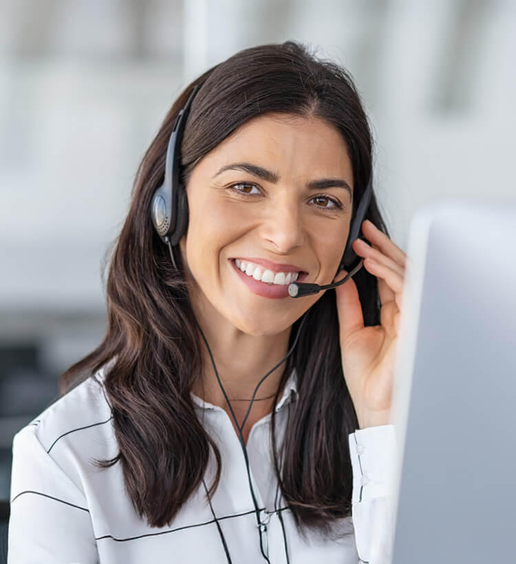 Kundenberaterin mit Headset im Kundenservicebüro