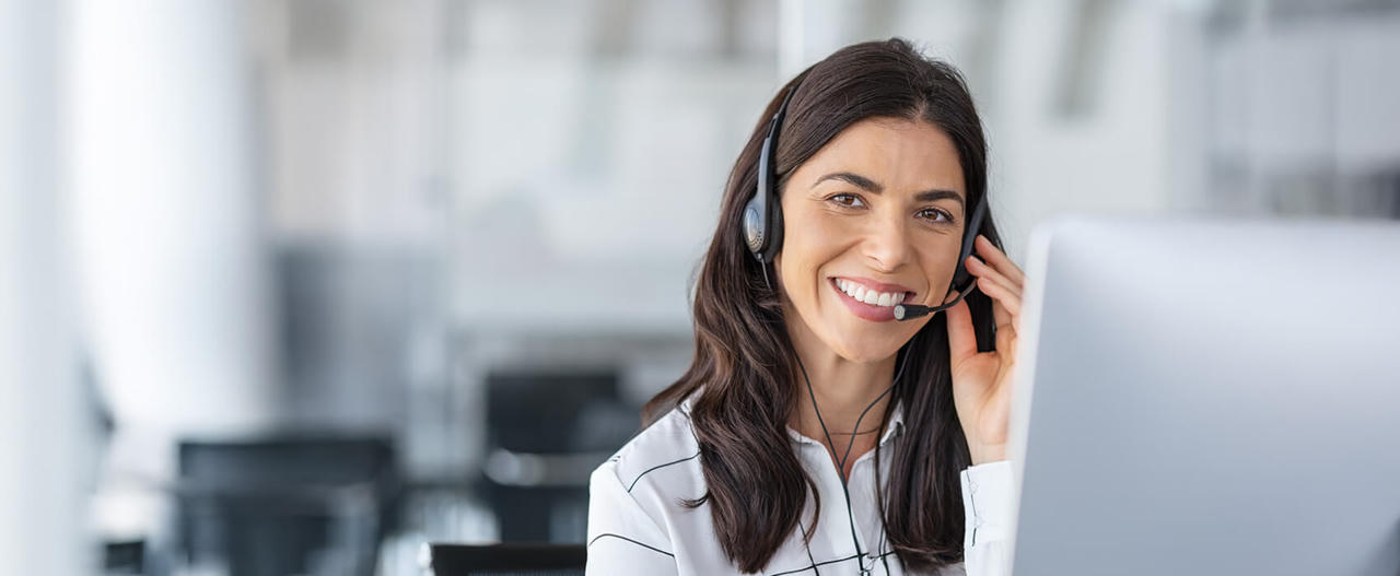 Kundenberaterin mit Headset im Servicebüro